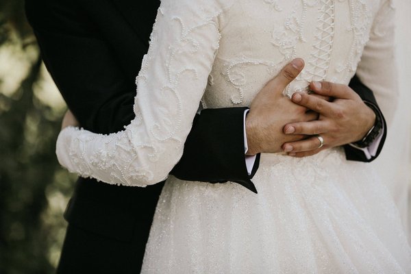 La bague de mariage se porte-t-elle au même doigt dans tous les pays ?