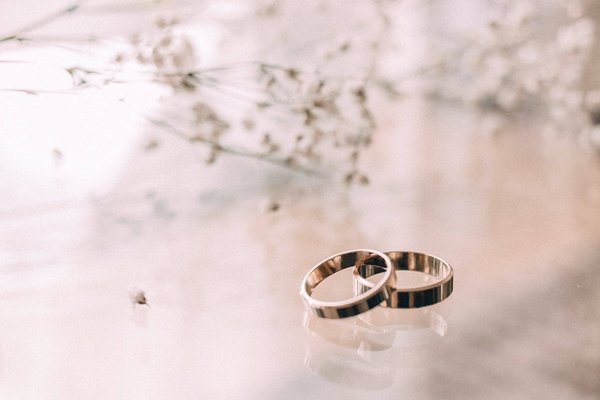 Pourquoi choisir de l'or blanc pour sa bague de mariage ?