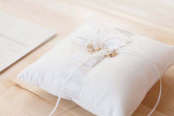 Comment attacher une alliance sur un coussin pour la cérémonie de mariage ?